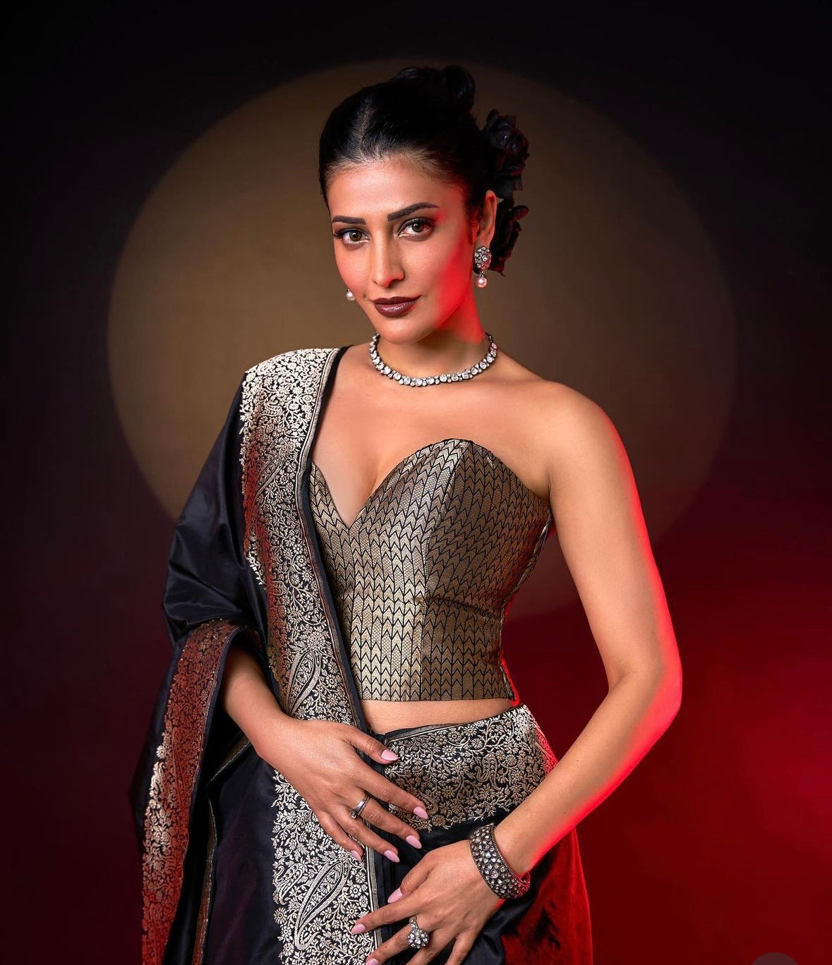 Celebrity Shruti Hassen Black Colour Jacquard Saree With Blouse Piece